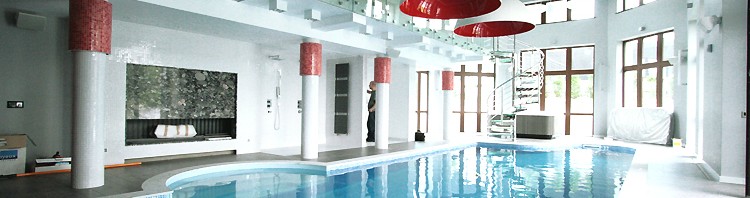 nowoczesne wnętrze hali z basenem
